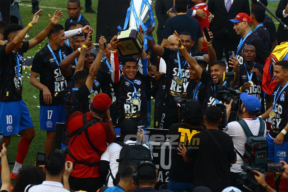 Olimpia se coronó en el Yankel: Menjívar y Beckeles festejan con puros, locura de Araújo y los que celebraron con sus novias