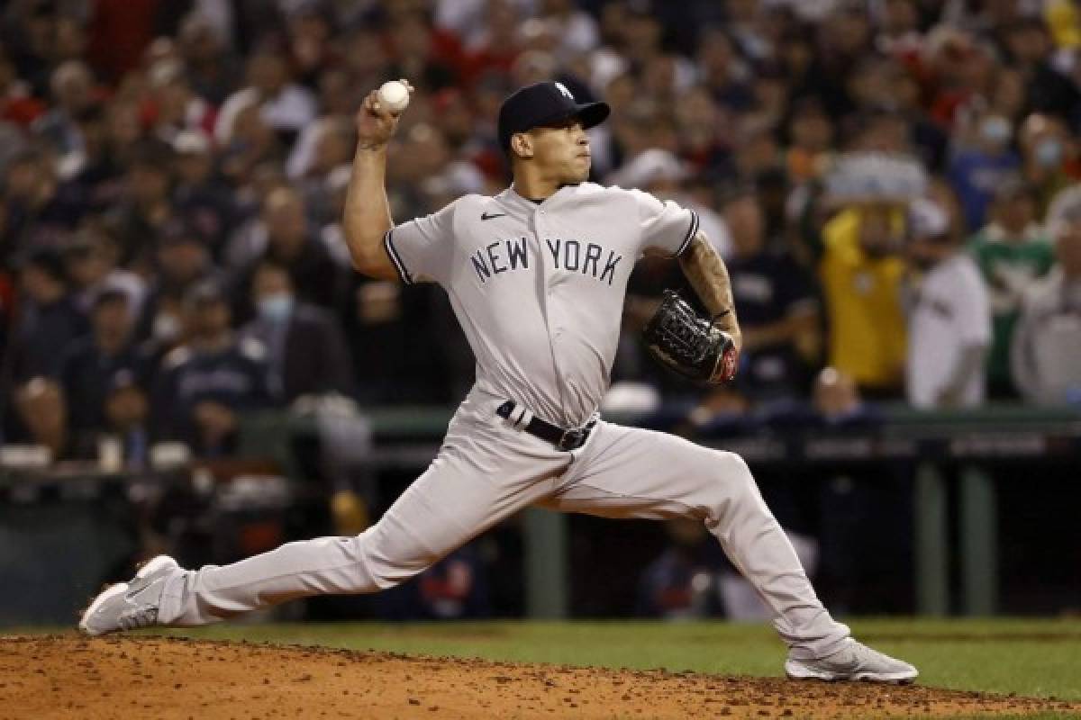 BOSTON, MASSACHUSETTS - OCTOBER 05: Jonathan Loaisiga #43 of the New York Yankees pitches against the Boston Red Sox during the sixth inning of the American League Wild Card game at Fenway Park on October 05, 2021 in Boston, Massachusetts. Winslow Townson/Getty Images/AFP (Photo by Winslow Townson / GETTY IMAGES NORTH AMERICA / Getty Images via AFP)
