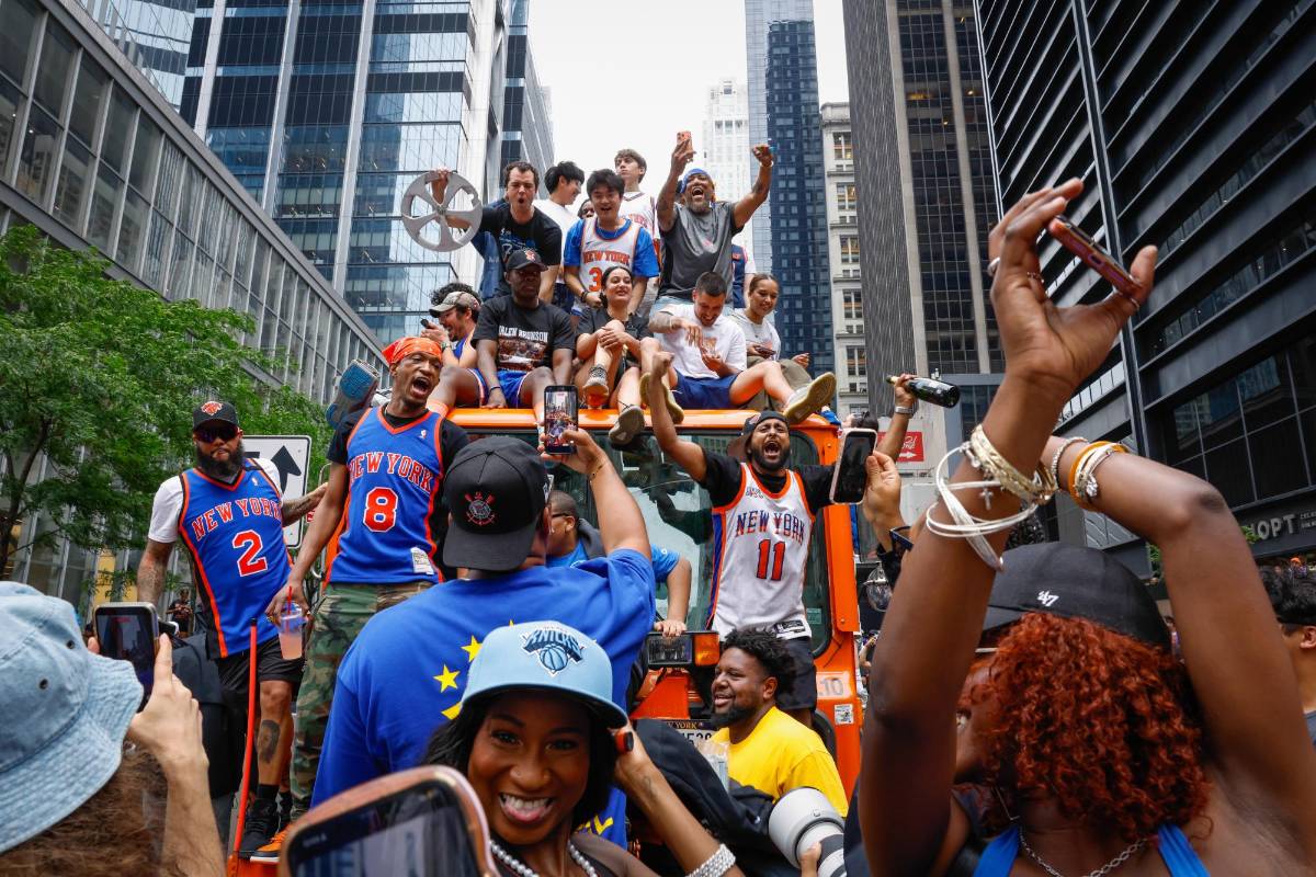 ¡Paralizaron NY! Entre famosos y miles de fanáticos los Knicks festejan el título
