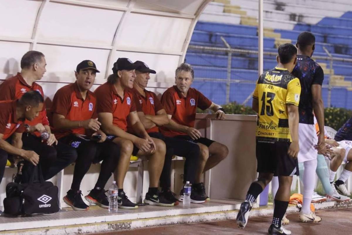 NO SE VIO EN TV: Feo gesto de Moya a Troglio, la modelo que reapareció y lo insólito que pasó en el Real España - Olimpia