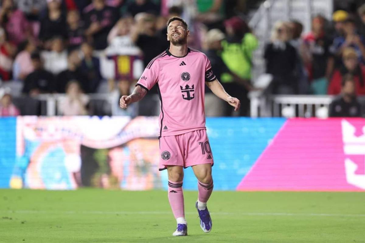 Beso a Messi, lindo gesto de Leo con Newell’s y el jugador que se llevó la camisa del “10” en su partido más especial