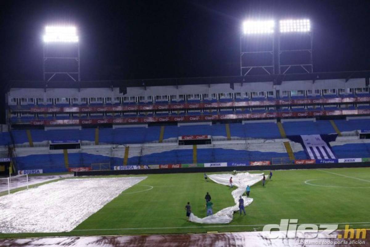 Aguacero: La lluvia suspendió el entrenamiendo de Honduras y cubrieron el césped con una lona