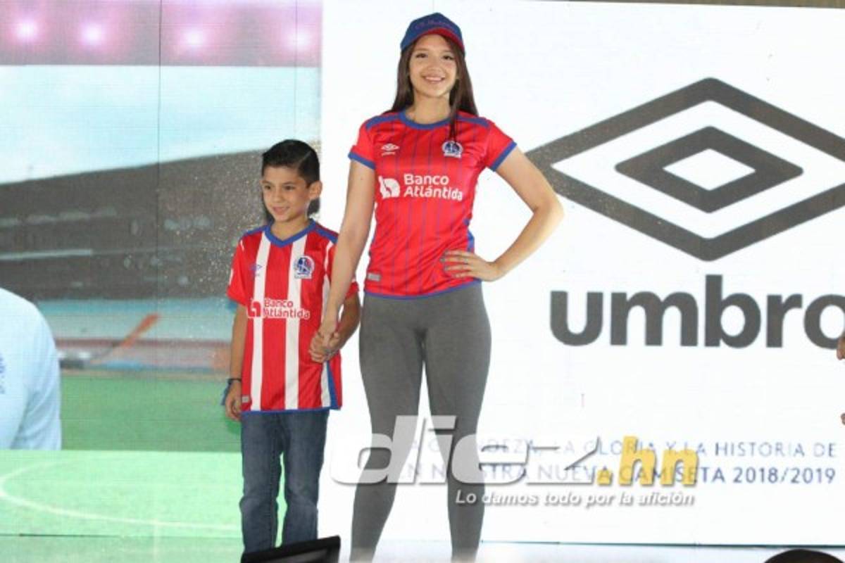 FOTOS: El ambientazo por la presentación de la nueva camisa del Olimpia