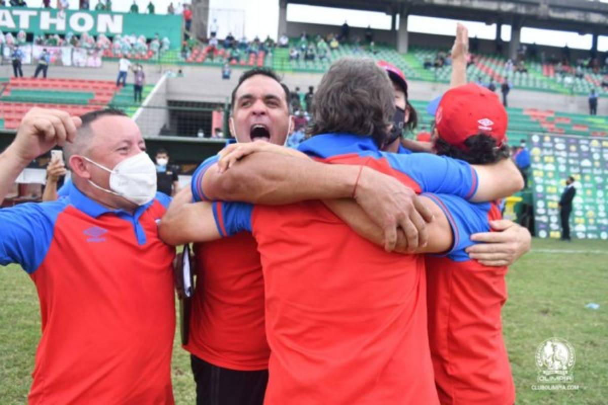 Hasta un legionario celebró la copa 32: Las otras imágenes del tremendo festejo del Olimpia