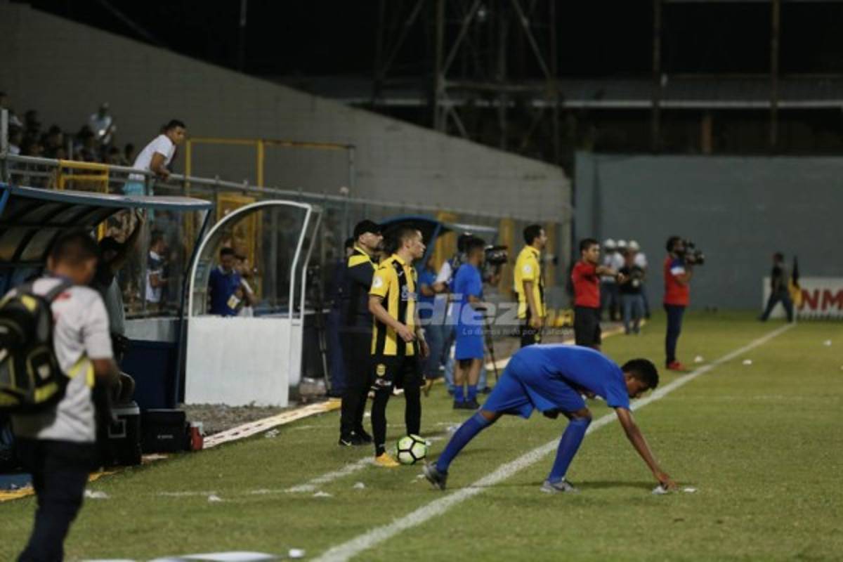 CURIOSAS: Policías en la cancha, pancarta y la acción de recogebalones
