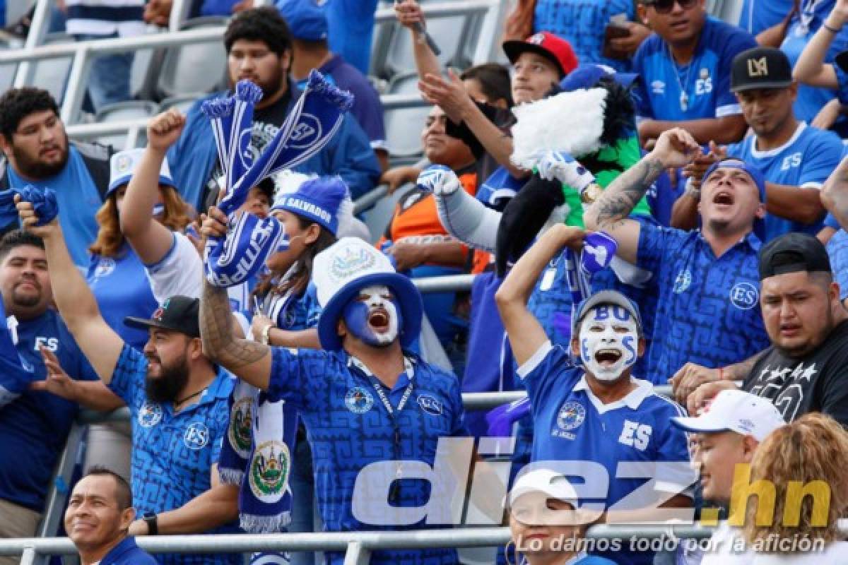 ¡Una fiesta! Lindo ambiente y bellas chicas para el Honduras-El Salvador por la Copa Oro