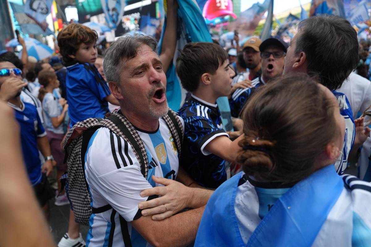 La bellas argentinas engalanan Times Square en el tremendo banderazo previo a la final