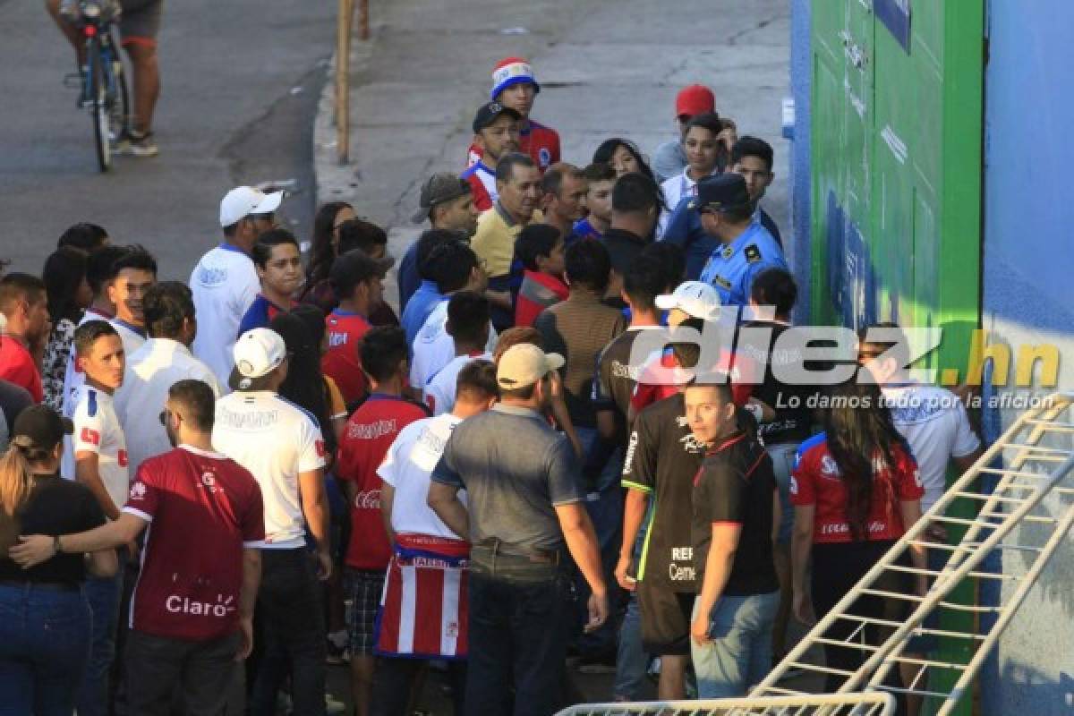 Fotos: El desorden que se dio en las afueras del estadio Nacional por el cierre de los portones