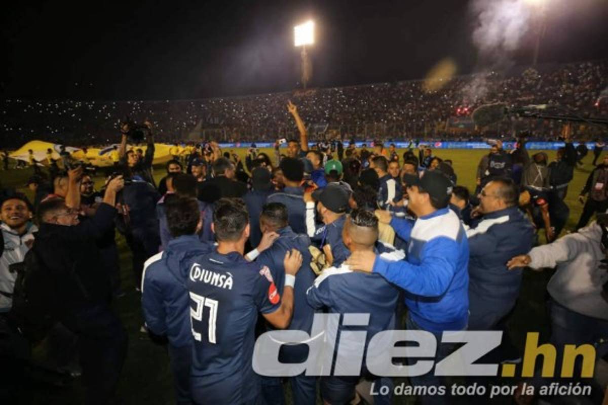 No se vio en TV: Locura en camerinos y el abrazo de Diego Vázquez con Henry Figueroa