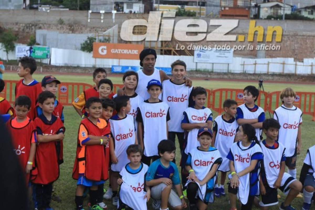 ¡Espectacular! Ronaldinho llevó tremenda felicidad a niños de Honduras
