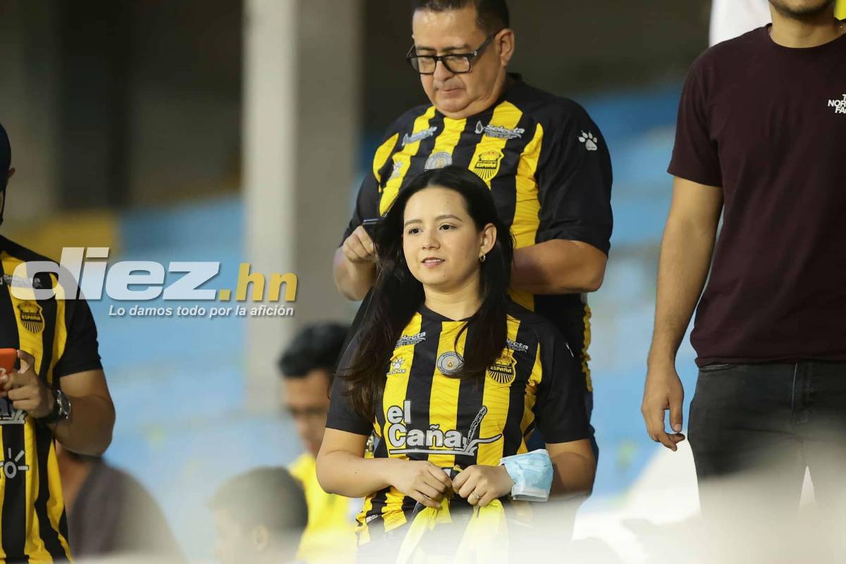 Bellas mujeres y gran ambiente en el estadio Morazán por el Real España-Alajuelense de la Liga Concacaf