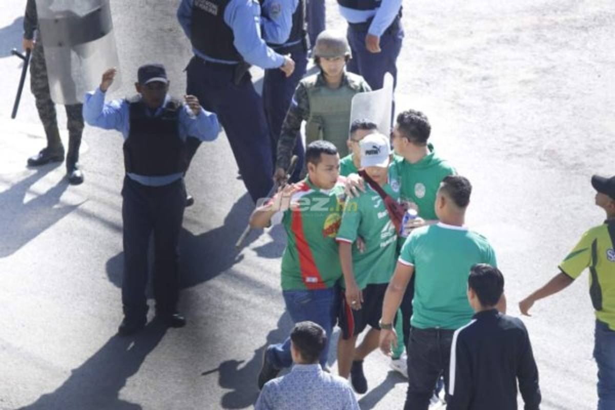 Barra de Marathón y olimpistas vestidos de civiles se agarran a pedradas afuera del Yankel