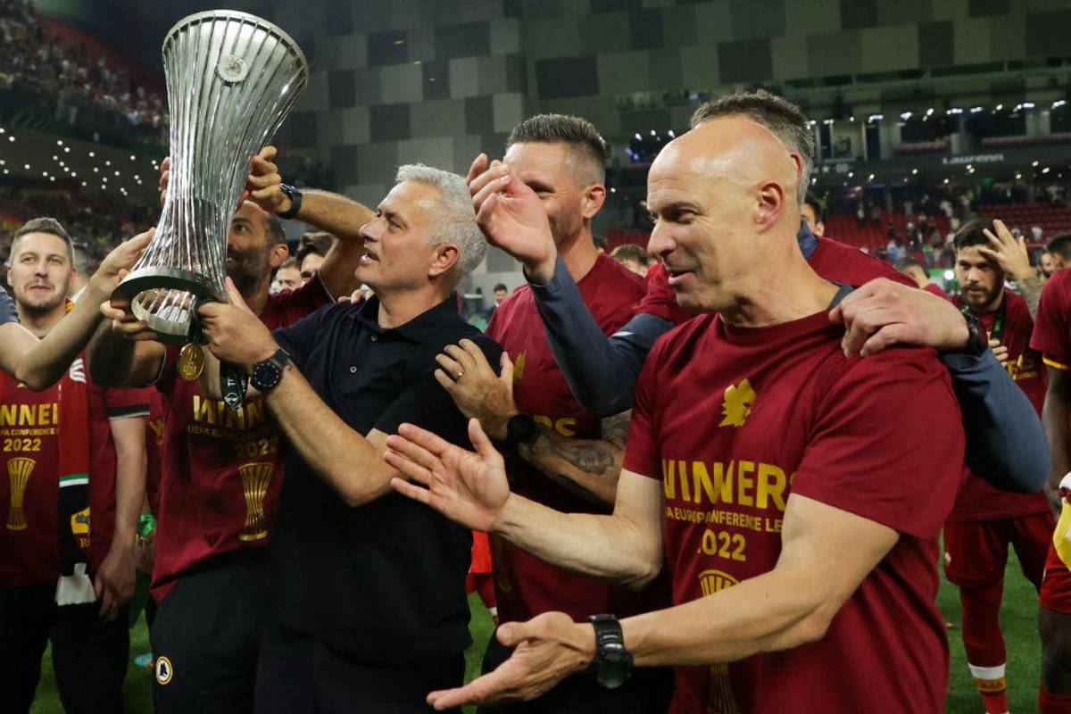 Las lágrimas de Mourinho tras ganar la Conference League con la Roma y el gesto con el que afirma que es el mejor del mundo
