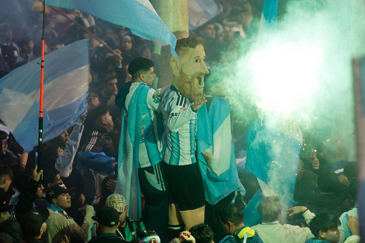 ¿Y Messi? Con la Policía, gran show y la alfombra roja en el regreso de Argentina