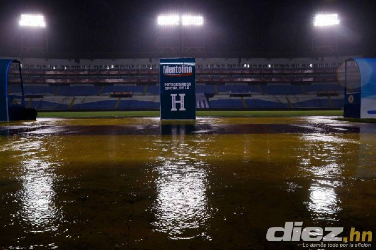 Aguacero: La lluvia suspendió el entrenamiendo de Honduras y cubrieron el césped con una lona