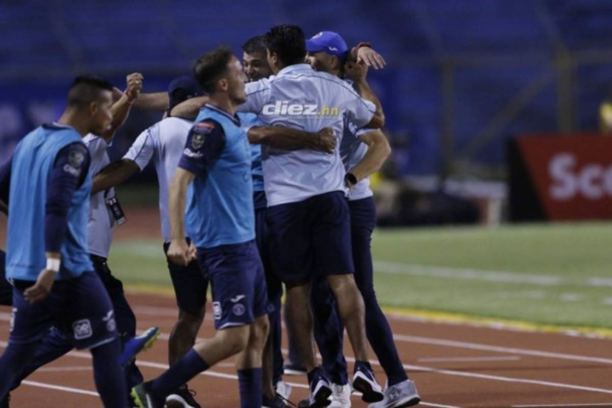 El saludo de Frank de Boer con Diego Vázquez, abrazo de Klusener e intercambio de camisas