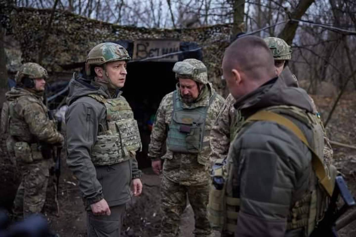 ¿Se fue a la guerra? Toda la verdad sobre las fotos del presidente de Ucrania vestido de militar mientras Rusia ataca