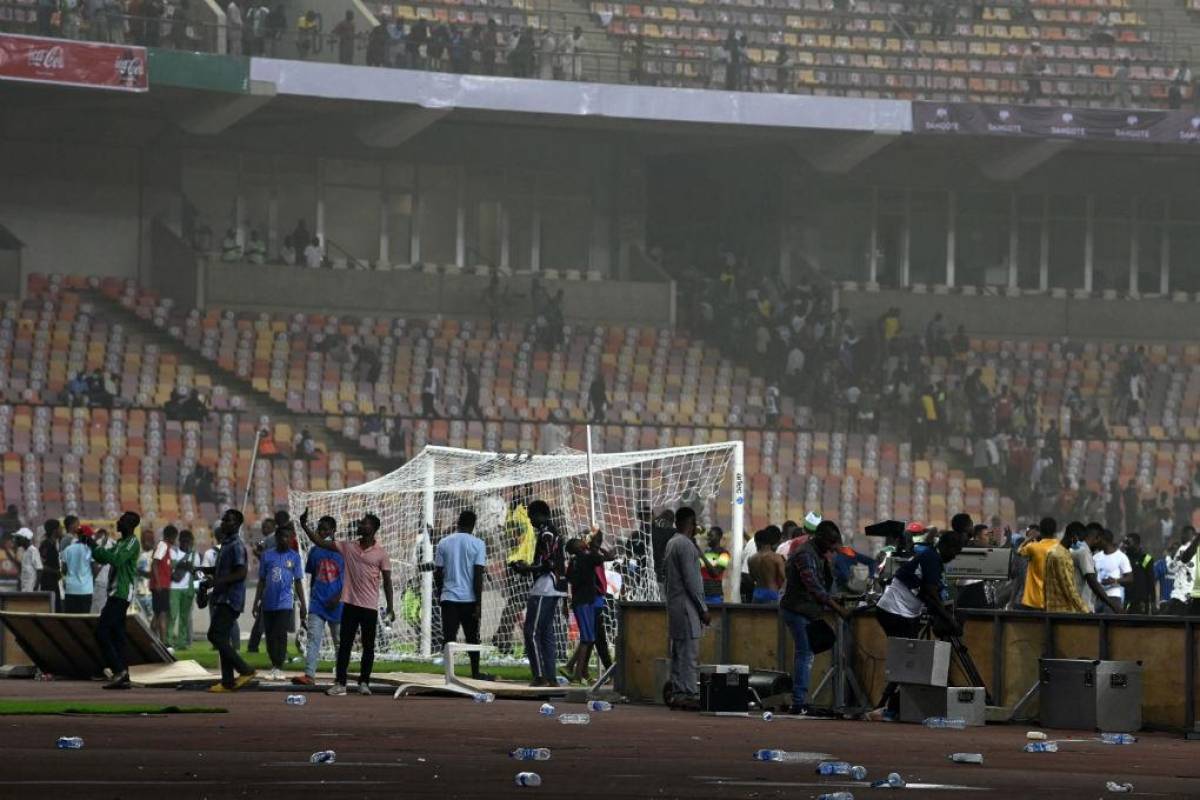 Caos y muerte: Las violentas imágenes de los aficionados de Nigeria tras quedarse afuera del Mundial
