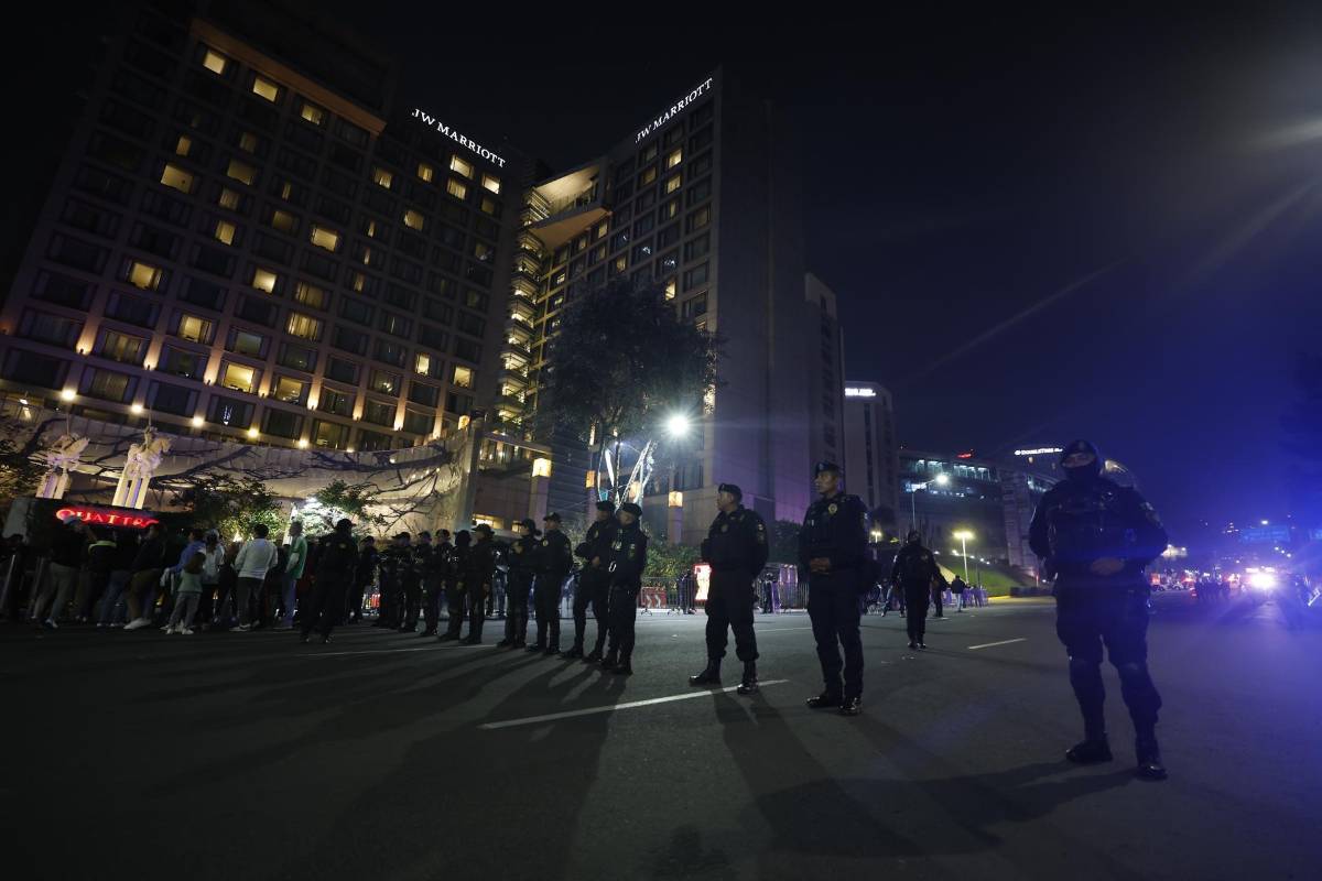 Mexicanos llevaron serenata al hotel de Inglaterra: la policía tuvo que desalojarlos