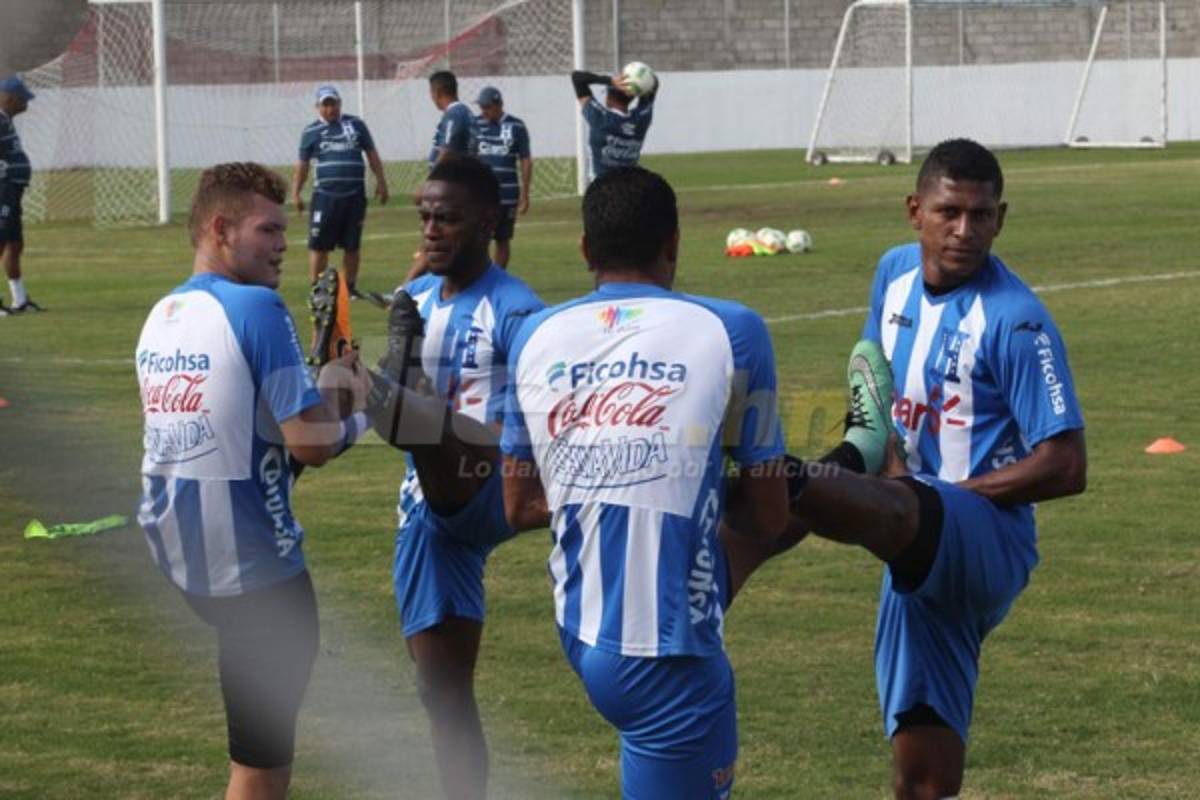 CURIOSAS: El abrazo de Carlo Costly y los que están atrás de Donis Escober