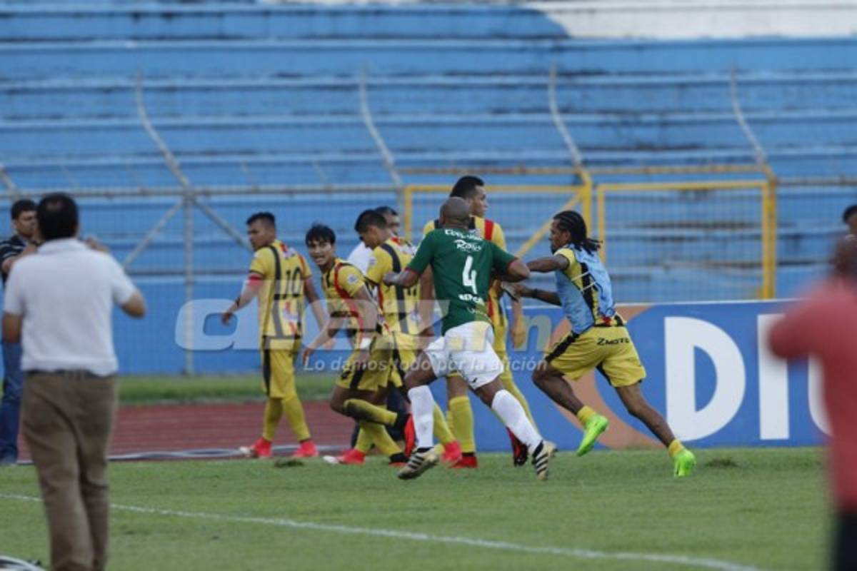 NO VISTE EN TV: Marathón-Real España terminó con zafarrancho y lágrimas