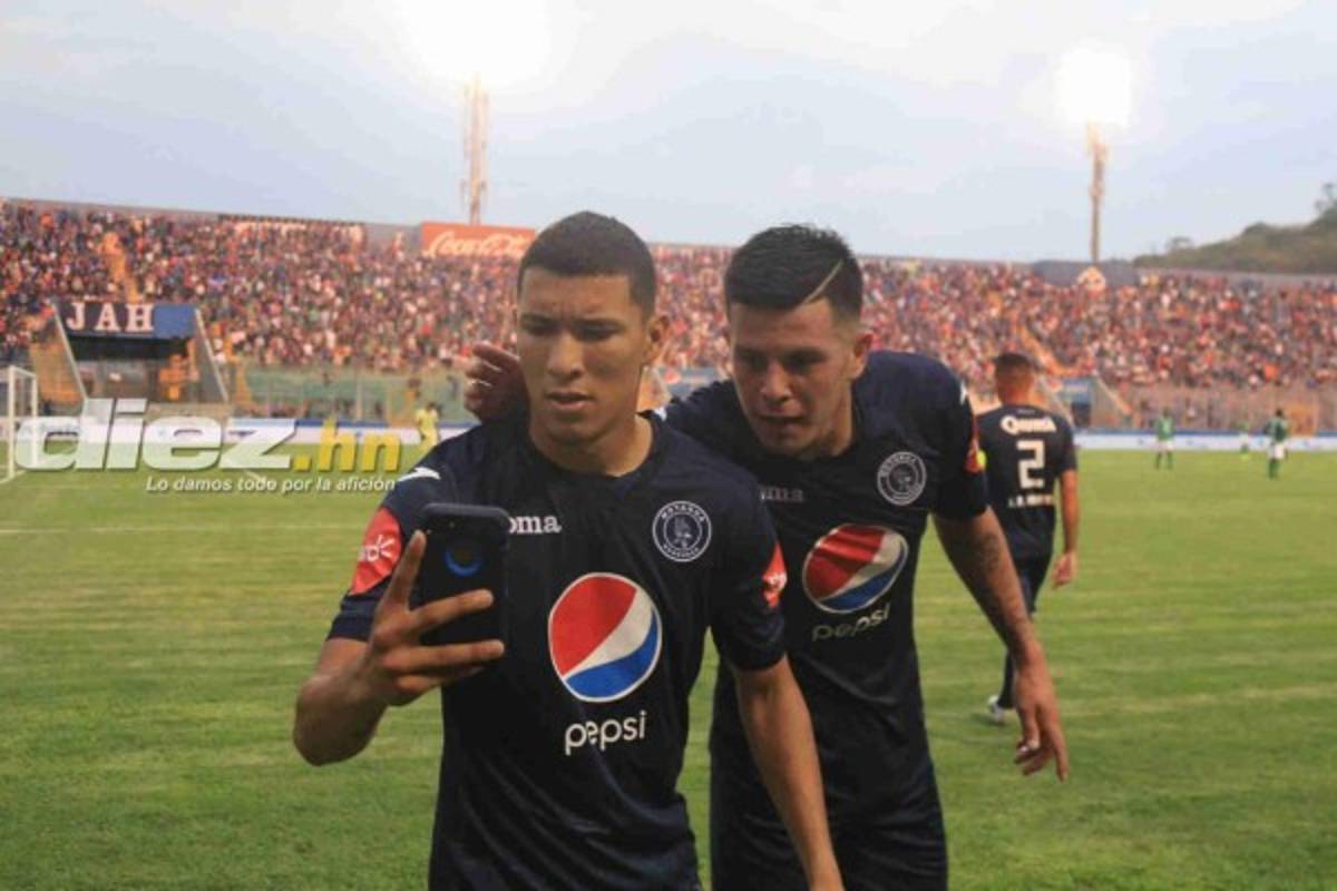 No viste en TV: John Bodden desquiciado, 'selfie' de Kevin López y caras largas en Marathón