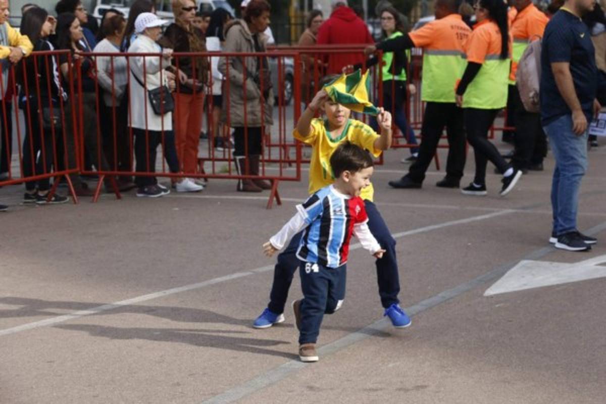 El color: Bonito ambiente en el estadio Beira Río para el Brasil-Honduras