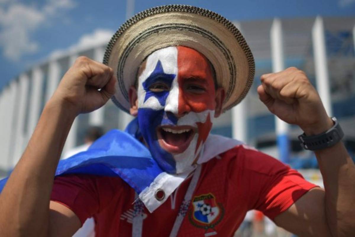 NO SE VIO POR TV: Panameños regalan sus camisas y Maguire exhibe a su preciosa novia