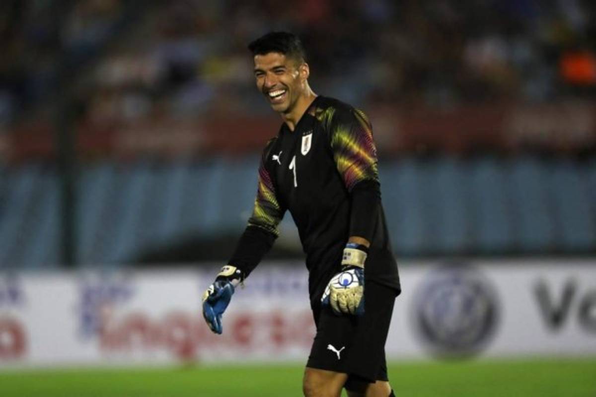 La emotiva despedida de Diego Forlán: Grandes estrellas de invitados y Luis Suárez de portero