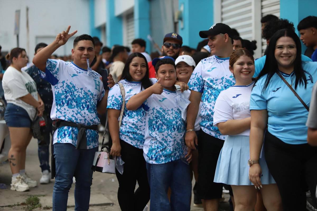Honduras vs El Salvador: ¡Locura por los tiktokers! Cuscatlecos invaden SPS y euforia de los catrachos en el Morazán