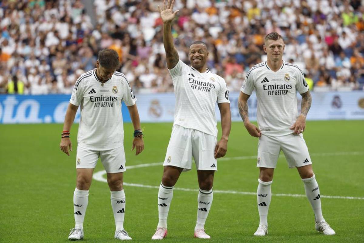 Toni Kroos volvió al Bernabéu y lo hizo con gol: Raúl se rinde ante el alemán en partido de leyendas del Real Madrid