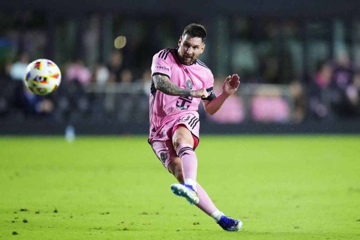 Beso a Messi, lindo gesto de Leo con Newell’s y el jugador que se llevó la camisa del “10” en su partido más especial