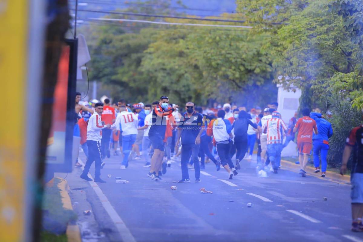 Imágenes de terror en el Morazán: Héridos y aficionados corriendo despavoridos previo al Real España-Olimpia