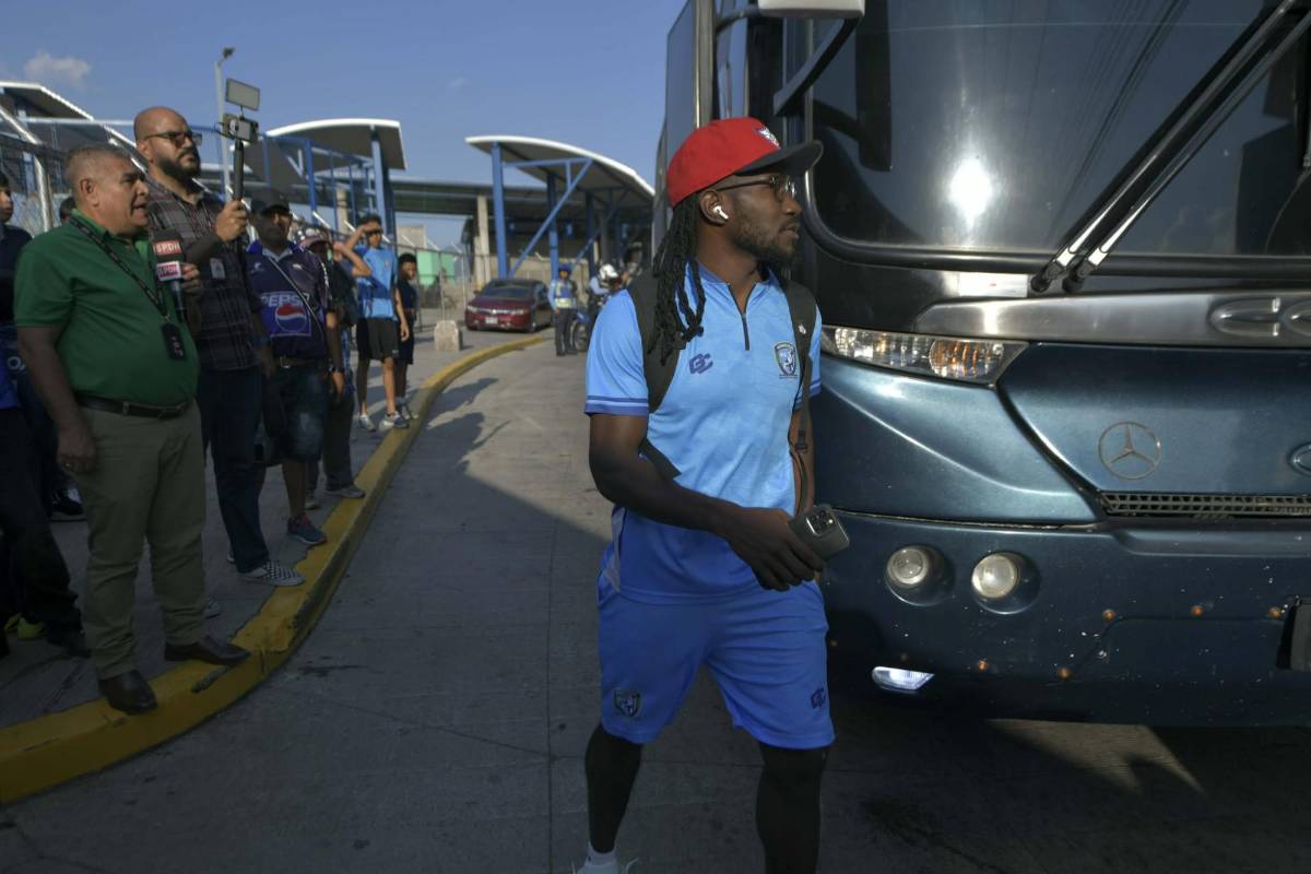 Chicas, niños y el sujeto que bajó del bus del Génesis previo al partido vs Motagua