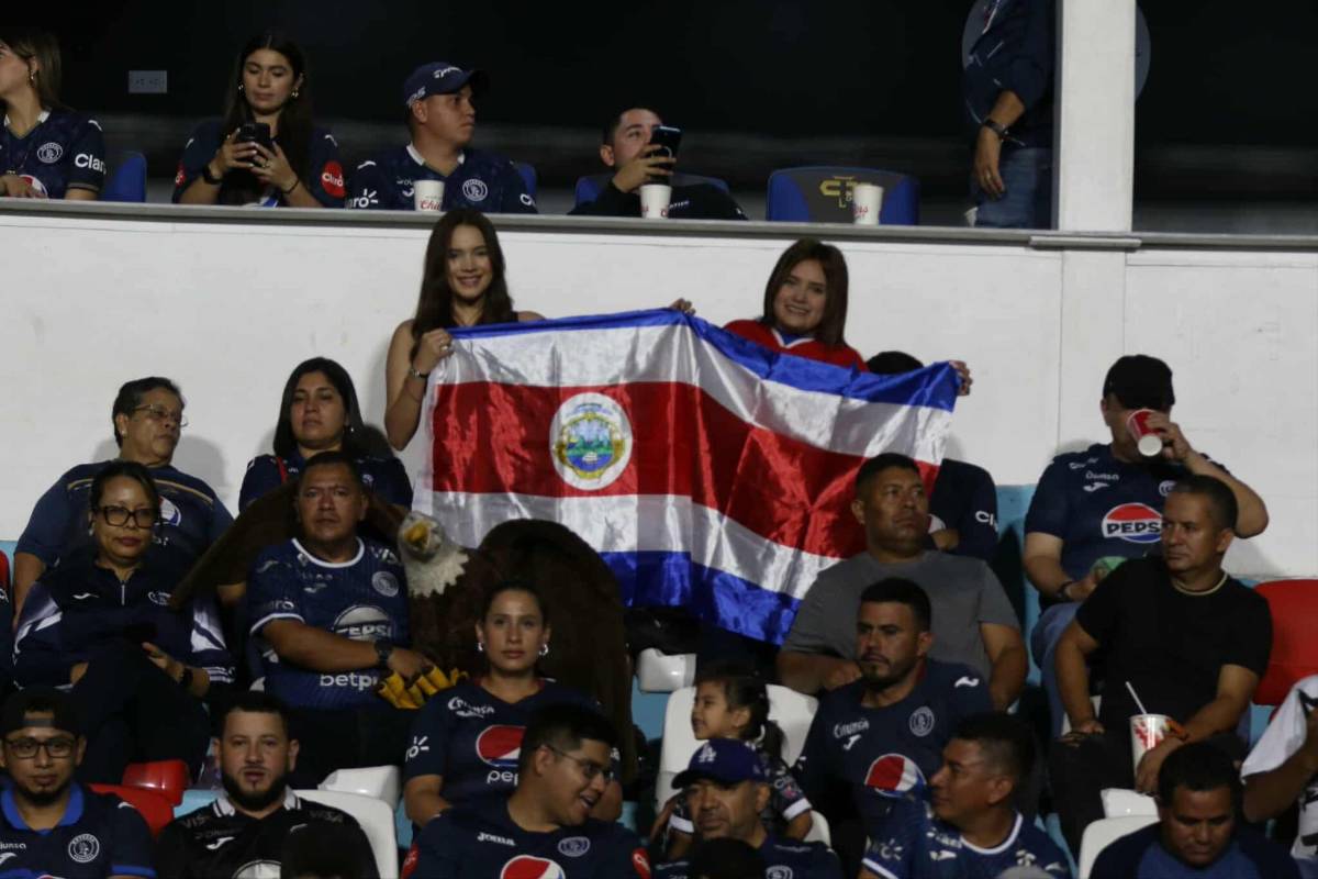 ¡Bellezas en el Nacional! Aficionada tica roba miradas y catrachas lucen espléndidas en el Motagua vs Alajuelense
