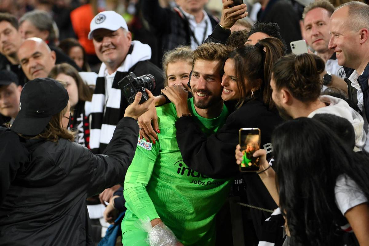 NO SE VIO EN TV: Festejó como Cristiano Ronaldo en el Camp Nou, crack del Eintracht tomó venganza contra Barcelona y el apasionado beso