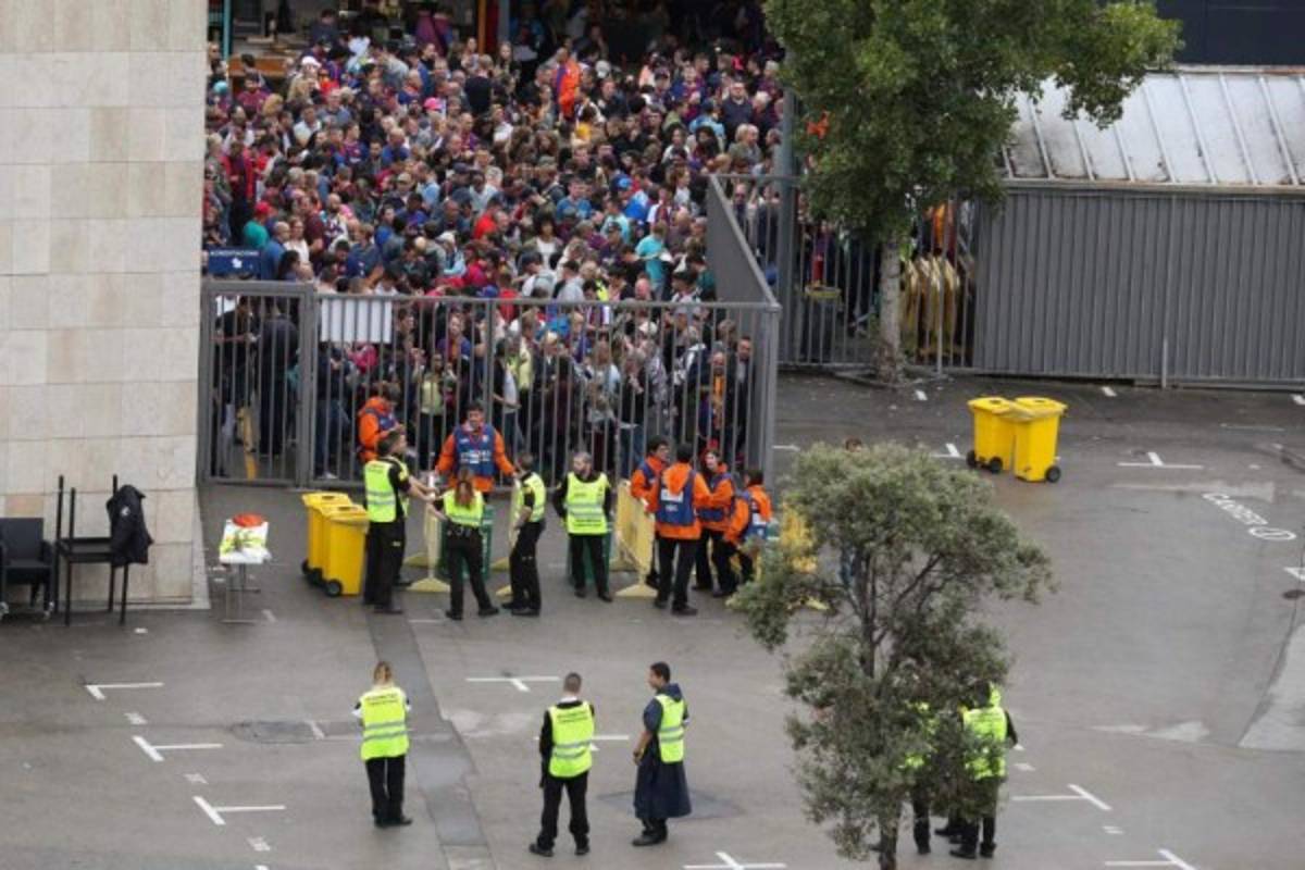 La locura en las afueras del Camp Nou tras cerrar estadio para el Barcelona-Las Palmas