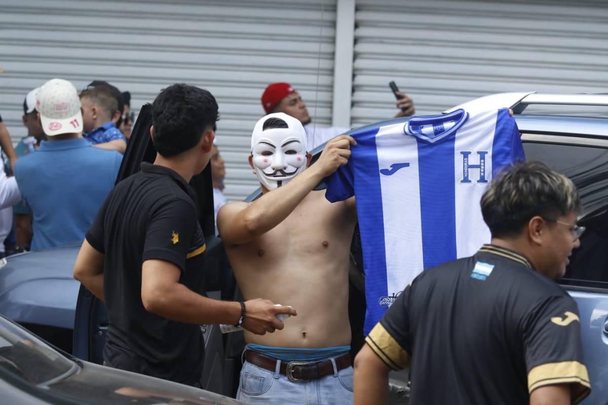 Honduras vs El Salvador: ¡Locura por los tiktokers! Cuscatlecos invaden SPS y euforia de los catrachos en el Morazán