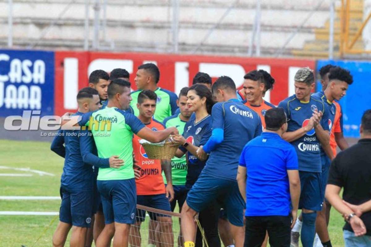 Bella presentadora olimpista sorprende a jugadores del Motagua llevándoles comida al entrenamiento