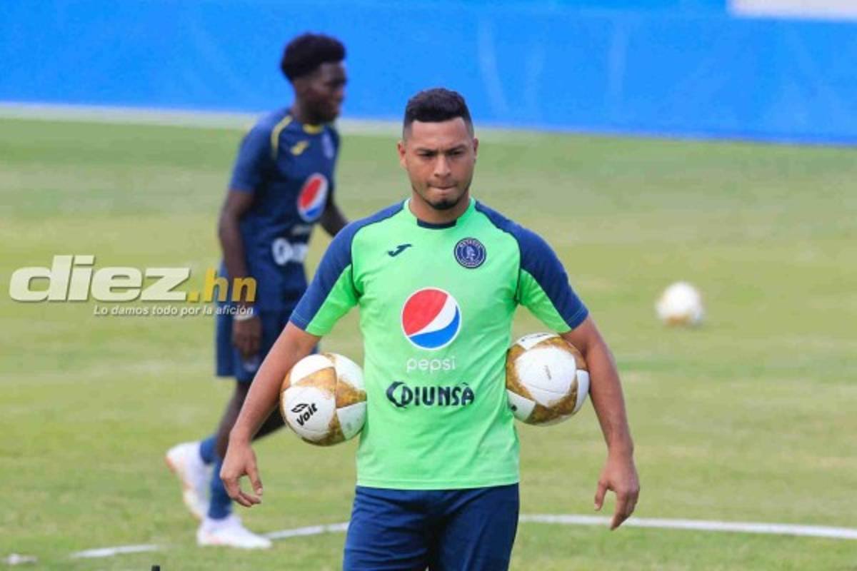 Bella presentadora olimpista sorprende a jugadores del Motagua llevándoles comida al entrenamiento