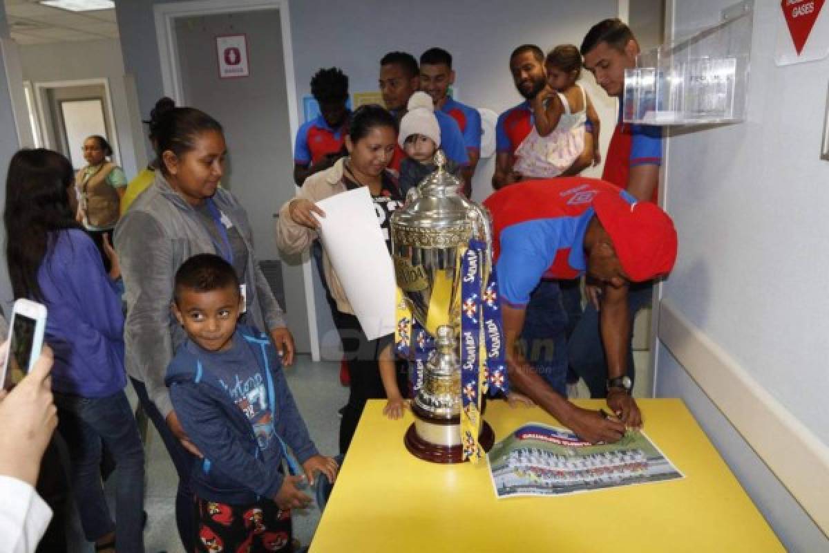 Detalles y abrazos: Olimpia transforma un día gris a colores en su visita a Hospital Infantil María