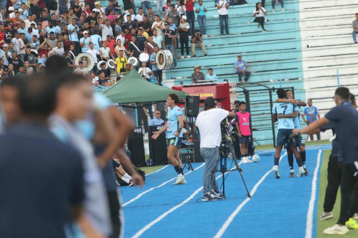 Olimpia se fue humillado, furia de Espinel, ex del León le gritó el gol a la banca y directivo bajó a hablar con los jugadores tras goleada ante Génesis PN