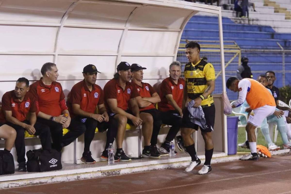 NO SE VIO EN TV: Feo gesto de Moya a Troglio, la modelo que reapareció y lo insólito que pasó en el Real España - Olimpia