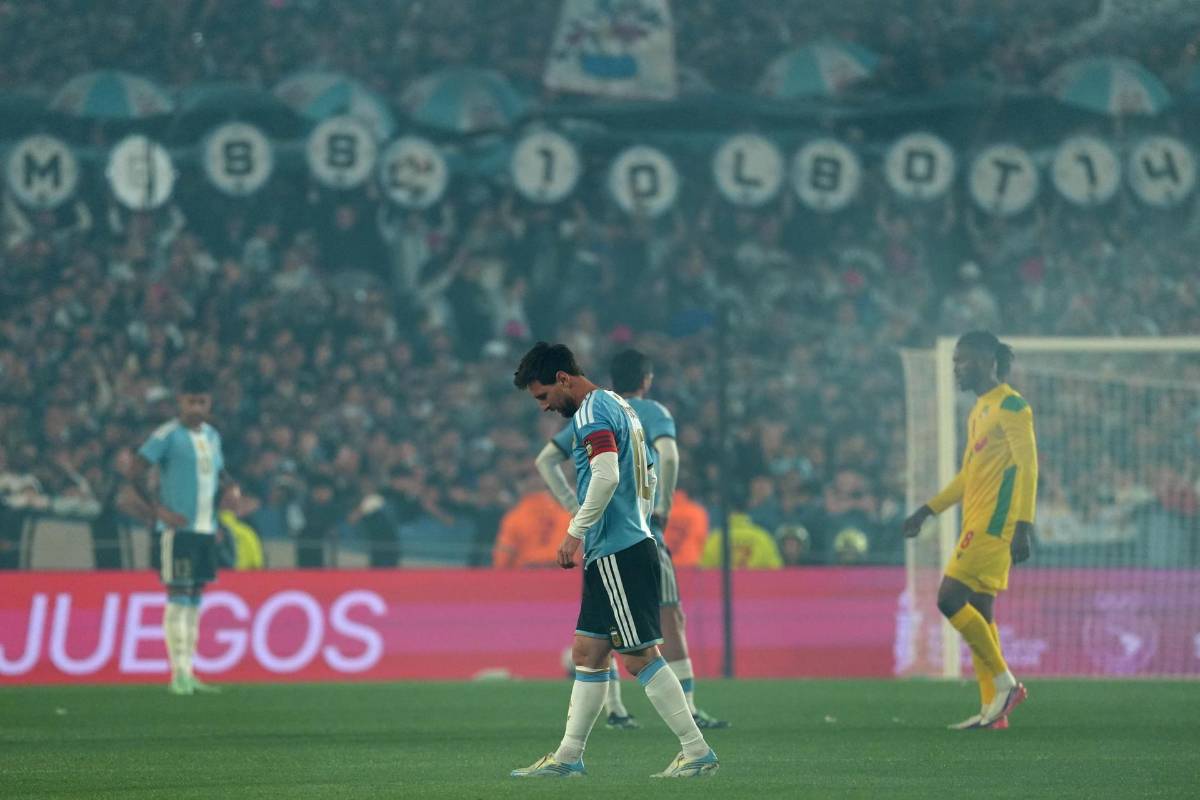 Adiós Messi: Scaloni se quiebra, las lágrimas de Leo y el regalo que le dio el árbitro