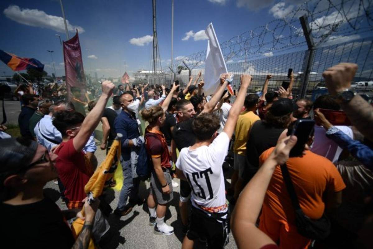 ¿Llegó el nuevo Papa? El brutal recibimiento a José Mourinho en Roma; su gesto con la afición