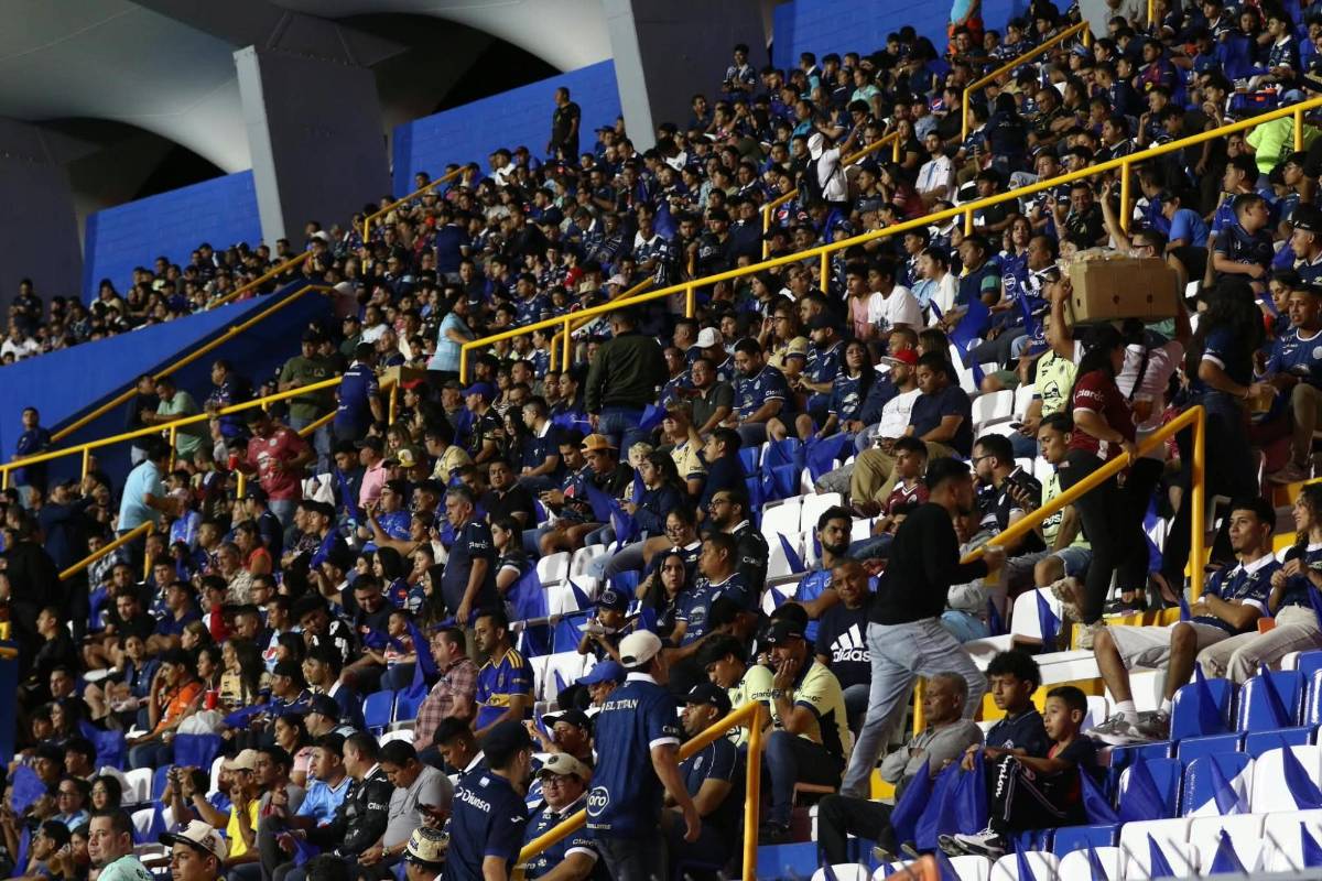 Ambientazo para el Motagua-Alajuelense y las muñecotas en el Estadio Nacional