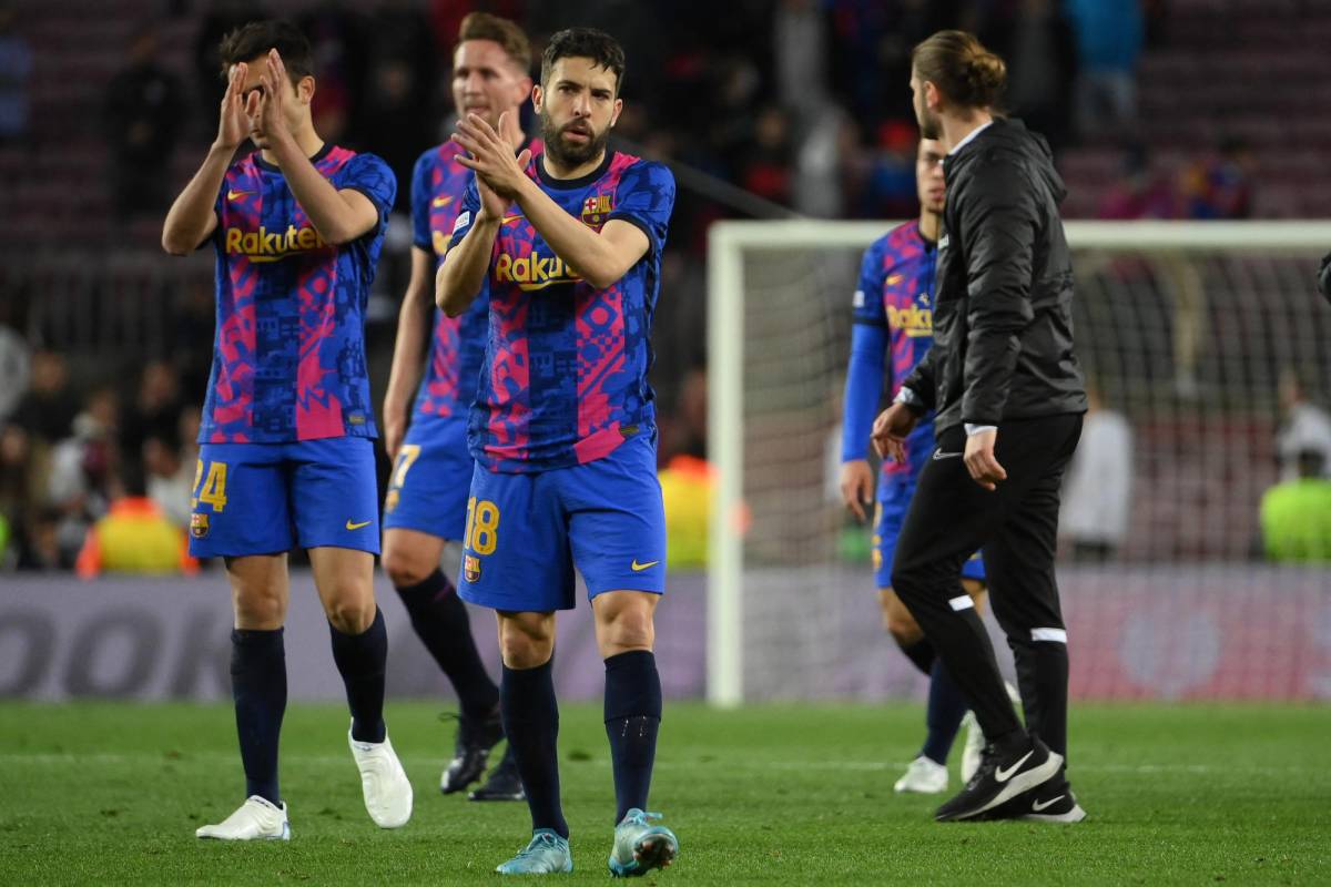 NO SE VIO EN TV: Festejó como Cristiano Ronaldo en el Camp Nou, crack del Eintracht tomó venganza contra Barcelona y el apasionado beso