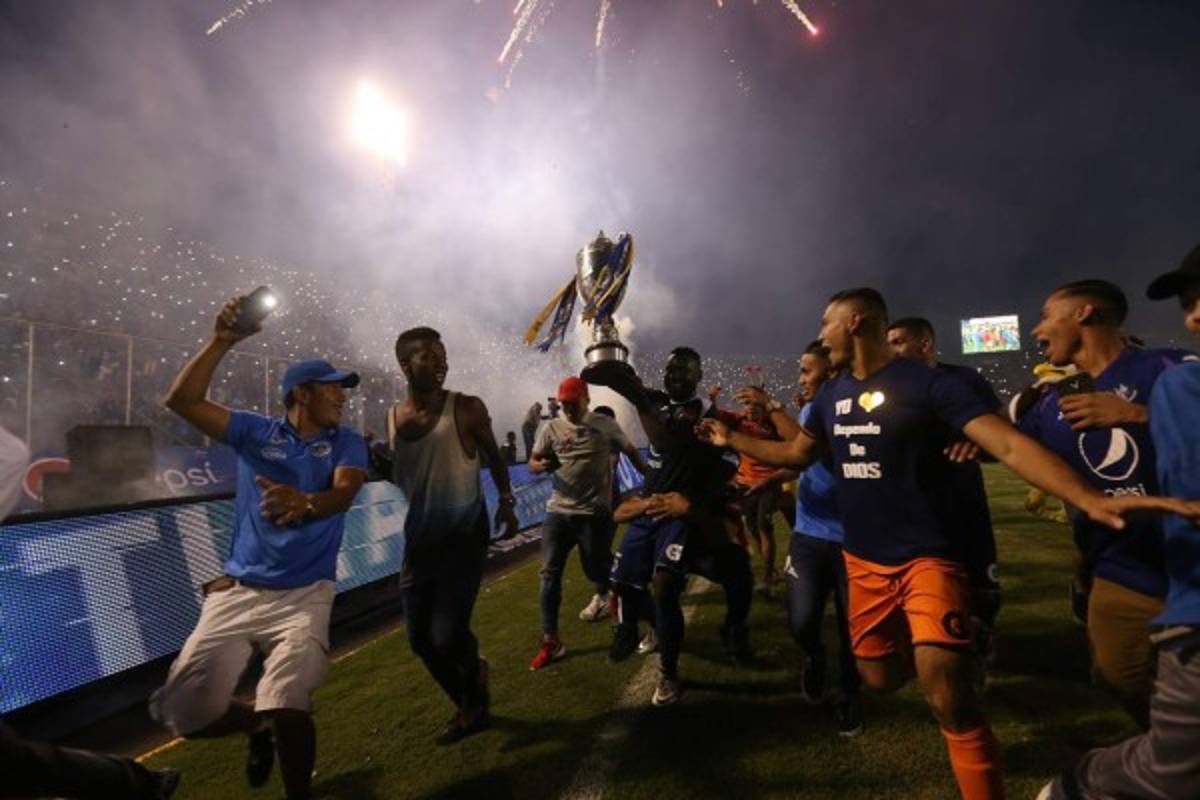 ¡Relajo! Así son las desordenadas premiaciones en Centroamérica