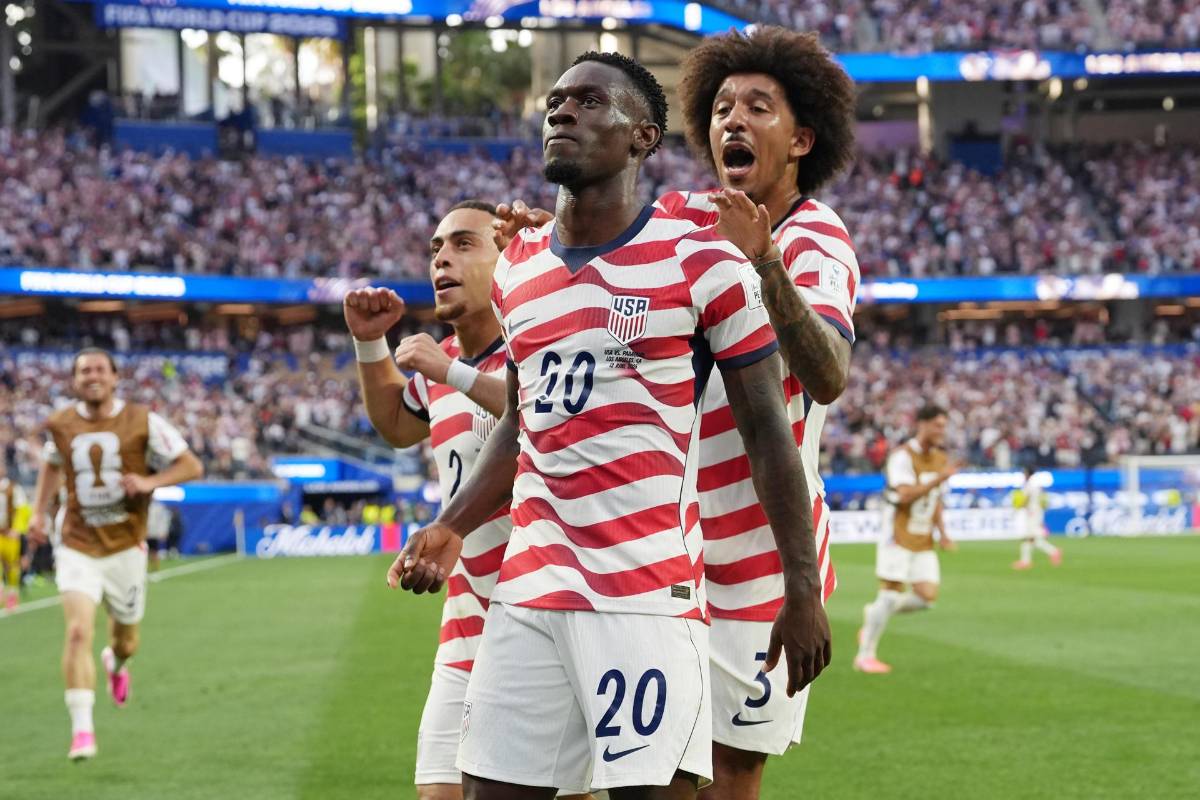 La increíble historia del goleador que nació en USA por decisión de una aerolínea