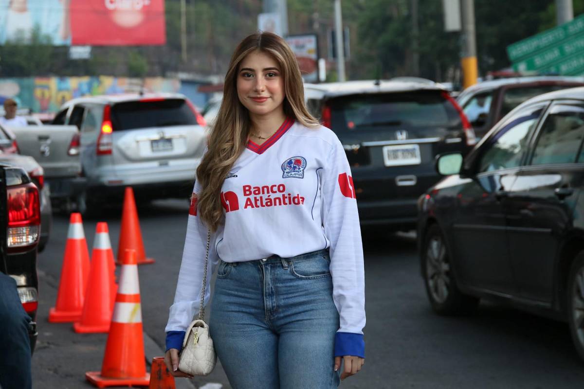 La bella barbie en el Nacional, el show de la Ultra Fiel y se burlan del Motagua en la previa del Olimpia-Cartaginés